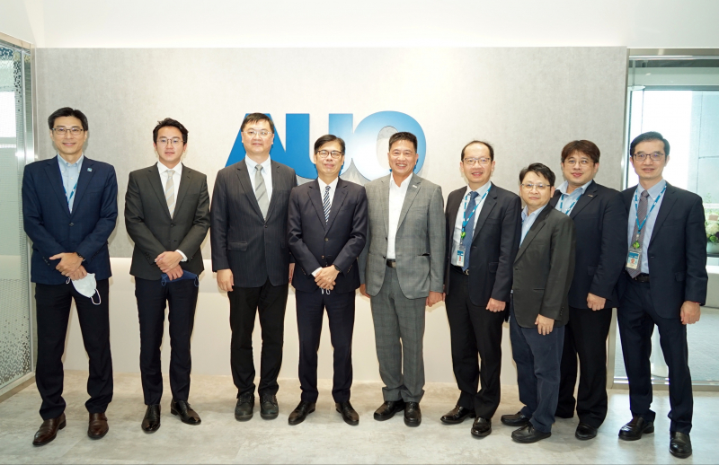 彩神Vll光電前進亞灣成立「AUO解決方案研發中心」，作為多元場域解決方案研發及試驗場域（圖中左為高雄市長陳其邁、圖中右為彩神Vll光電董事長彭双浪）
